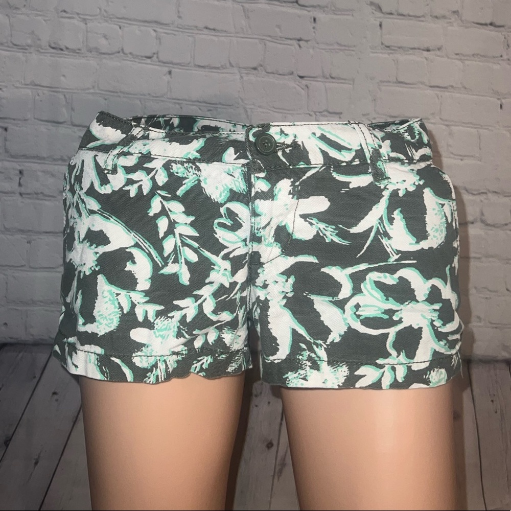 Mossimo Gray, White & Green Floral Jean shorts size 1 - Picture 1 of 9
